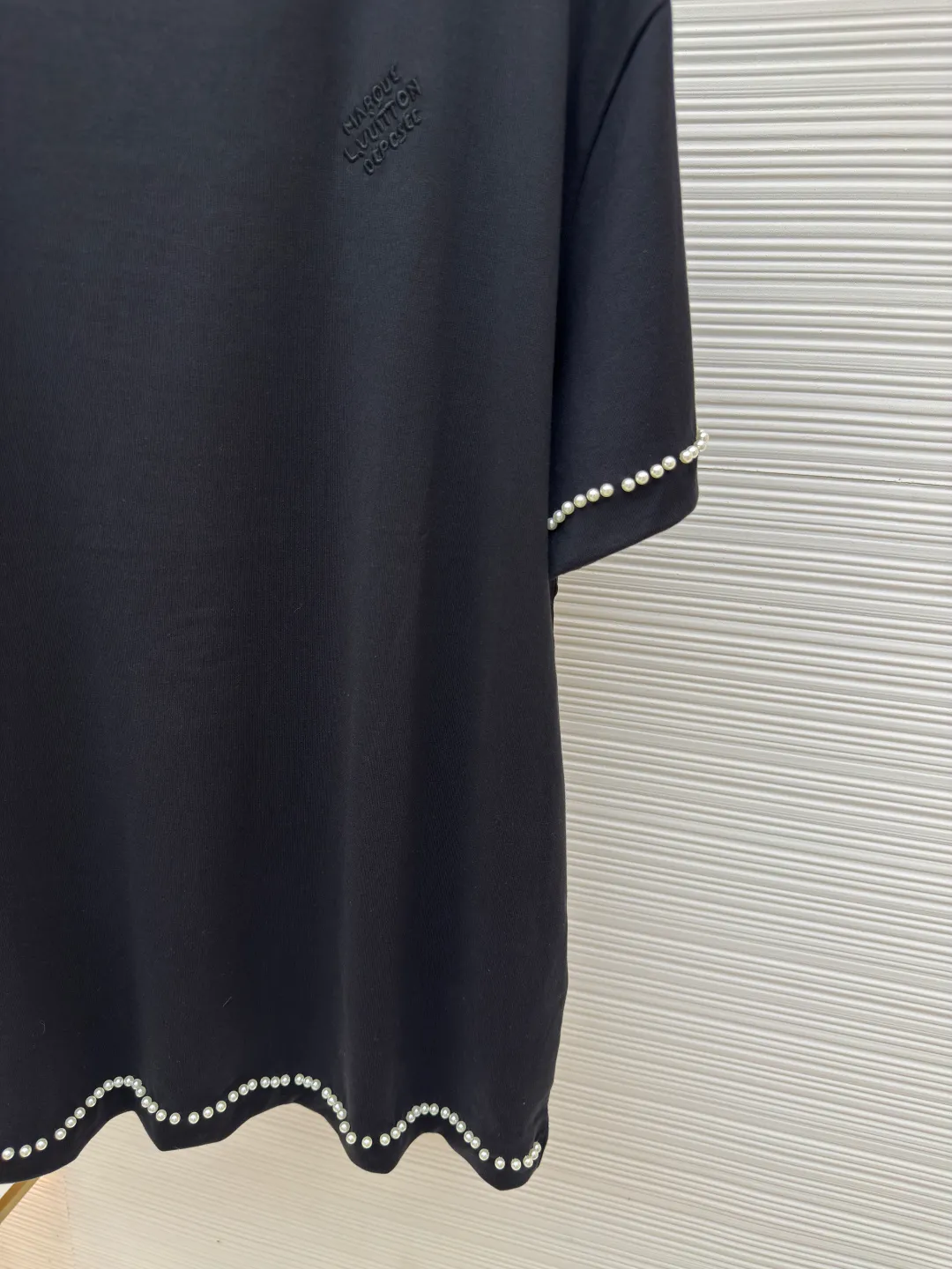 LOUIS VUITTON pearl line embroidered T-shirt ●Authentic product: purchased and developed for 12700 ●Item number: 1680107-A45 ●Fabric: cotton plain fabric ●Technology: dust-free wool production ●Version: fitted version ●Weight: about 310 grams ●Size: XS-S-M-L ●Description: The fabric is made of 32s double-ply cotton plain weave. The hairiness of the cloth surface is treated with dust-free wool processing. The finished fabric is passed through a mercerizing machine to increase the gloss of the fabric. It is equipped with a 26s double-yarn horizontal machine to weave 1*1 ribs. The front panel is embroidered with a Tajima embroidery machine imported from Japan. The rayon base film has three-dimensional embroidered letters. , the front and back hem cuffs are manually swept with powder to draw positioning lines, and the cut pieces are laid out according to the lines drawn on the actual sample, and 6-mile pearl beads are used. The special bead making machine refers to the original bead spacing and automatically beads according to the length of the yard. The overall wiring is straight and delicate, the fabric is comfortable and soft, and the color is consistent without color difference. It can be matched with the same style to create a fashionable look and control various occasions. Customized accessories, complete with three standards, same style for men and women!